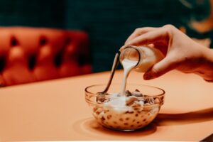 晨光與午茶的美味交織！牛奶麥片令人無法抗拒的好吃祕密，竟與風格環保餐具有關？